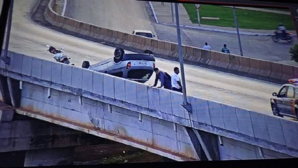 Motorista perde o controle e carro capota no Complexo Virio do Tijucal;  fotos 