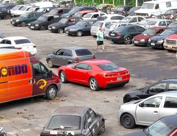 Foto enviada por internauta mostra carros apreendidos no Detran, inclusive um Camaro