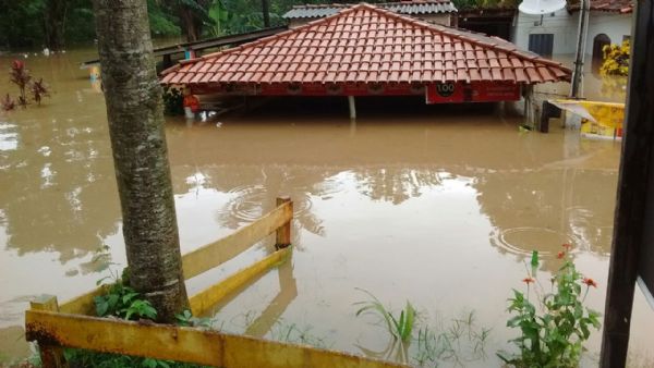 Rio Coxip sobe trs metros e inunda casa de moradores;  veja fotos 