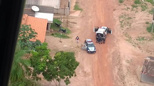 Bandidos trocam tiros com a polcia aps roubar R$ 10 mil de famlia;  fotos 