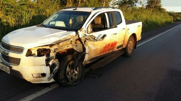 Motorista de S10 invade pista contrria da BR-174 e mata casal; veculo ficou com marca de sangue