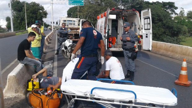 Jovem de 24 anos sofre fratura exposta aps acidente entre moto e caminho da prefeitura;  fotos 