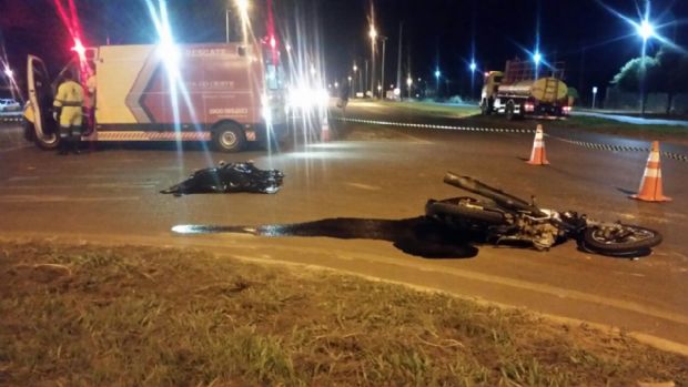 Acidente entre motocicleta e carreta mata jovem de 19 anos;  fotos  