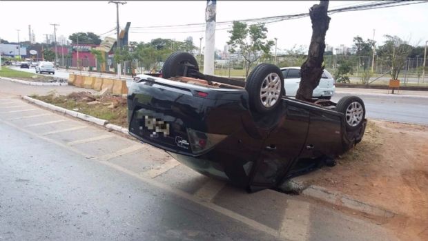 Motorista perde controle e carro capota na avenida Beira Rio em Cuiab;  fotos 