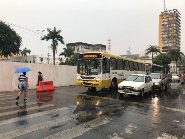 Chove em Cuiab e Semob orienta motoristas sobre perigo de acidentes