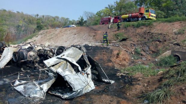 Carreta carregada de algodo pega fogo e motorista morre em acidente na Serra de So Vicente