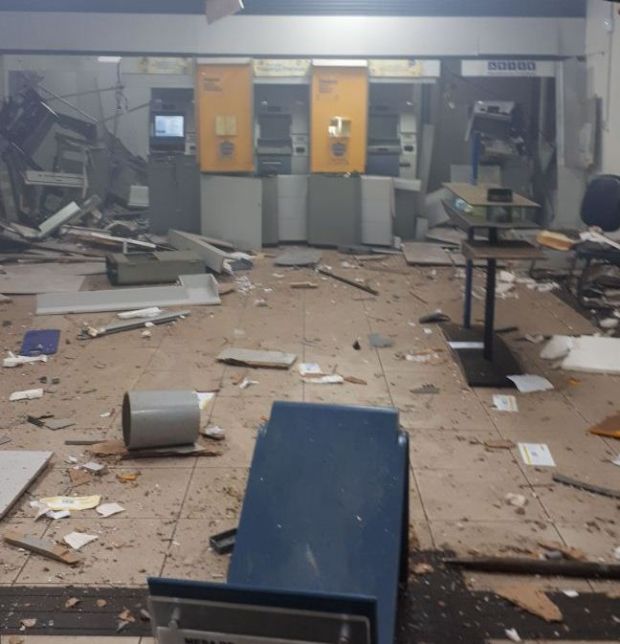 Criminosos explodem e destroem agncia do Banco do Brasil;  fotos e vdeo 