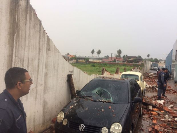 Com chuva, estrutura de muro do 4 Batalho da PM desaba em carros e motos; veja fotos