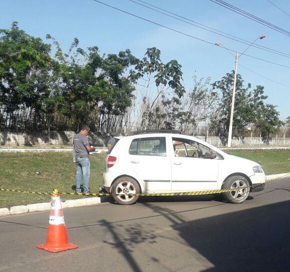 Corpo de homem  encontrado ensanguentado dentro de carro em avenida de Vrzea Grande