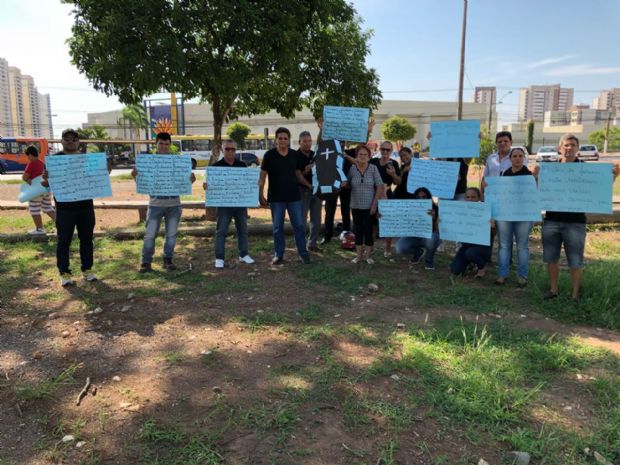 Com caixes, ex-funcionrios do transporte coletivo protestam e cobram dinheiro devido por empresa