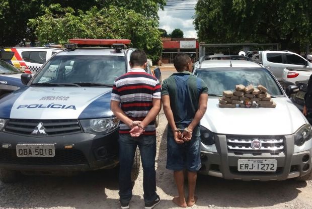 Batalho de trnsito prende dois e apreende 20 tabletes de pasta base de cocana em compartimento de carro