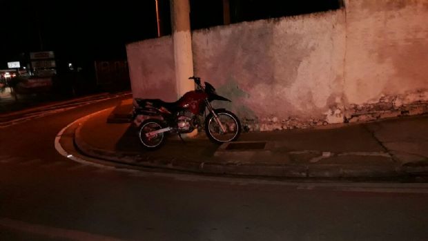 Motociclista fica gravemente ferido ao bater contra poste em Cuiab