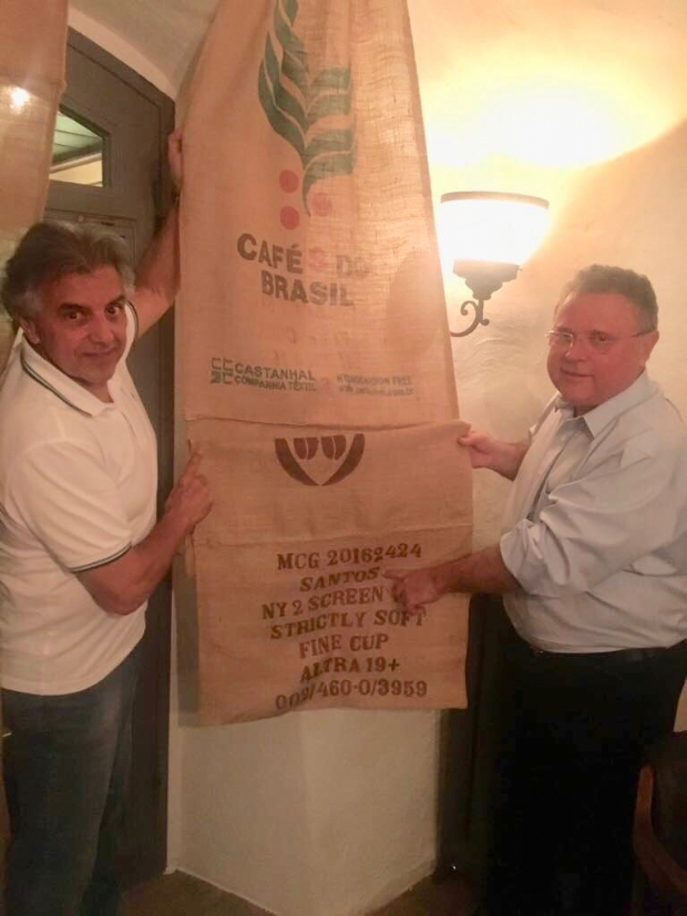 Blairo Maggi e Beto Mansur com a cortina de juta em um restaurante, em Zurique (Sua)