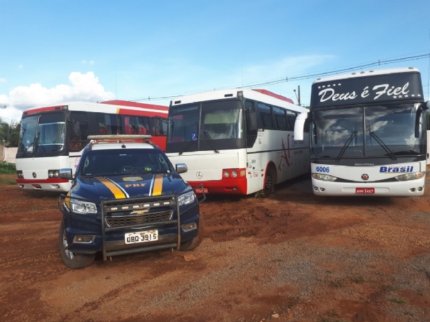 PRF apreende trs nibus que faziam transporte clandestino de passageiros; motorista sem CNH