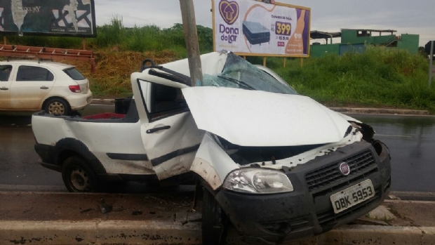 Fiat Strada abraa poste aps veculo perder o controle em avenida;  fotos 