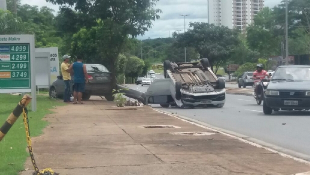 Carro capota aps coliso na Avenida Miguel Sutil