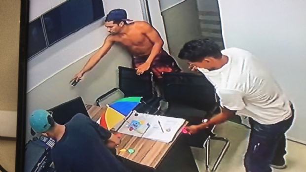 Trio invade escola no Jardim Itlia e furta eletrnicos; Um  detido