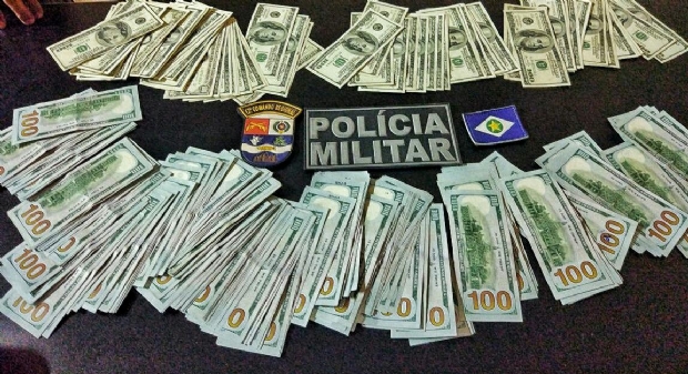 Casal  detido com US$ 27,6 mil em banco de praa no interior do estado