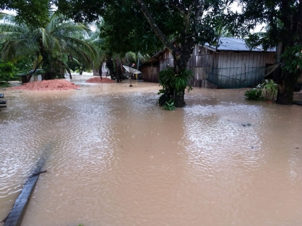 Chuva causa estragos em comrcios e residncias e Defesa Civil avalia situao de emergncia em cidade de MT;  fotos 