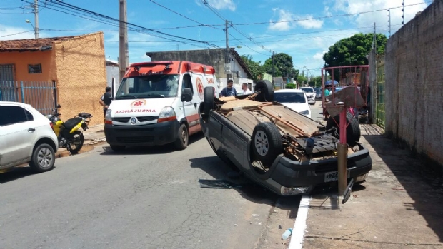 Carro com mulher e beb de dois meses capota aps batida em Cuiab;  fotos 