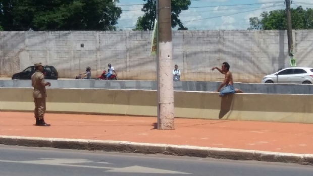 Bombeiros resgatam homem que ameaava se jogar de cima da trincheira do Verdo em Cuiab;  fotos e vdeo 