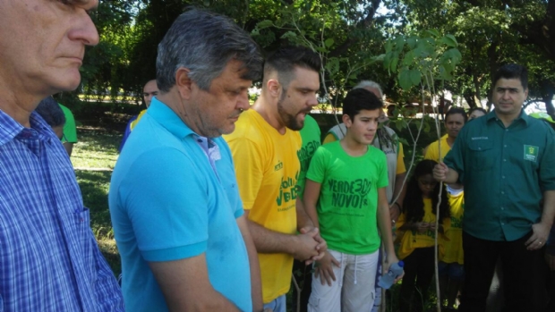 Emanuel Pinheiro com voluntrios do Projeto Verde Novo