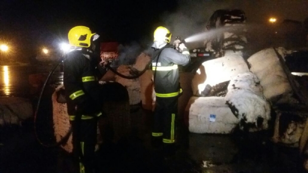 Aps 5 horas, bombeiros conseguem conter fogo de carreta