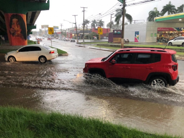 Aps obras de drenagem, chuva volta a alagar viaduto da UFMT;  veja fotos e vdeos 