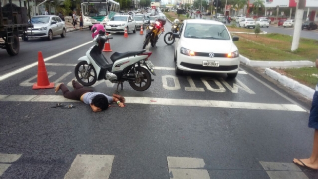 Mulher tem dedo amputado aps coliso entre carro e motocicleta na avenida do CPA