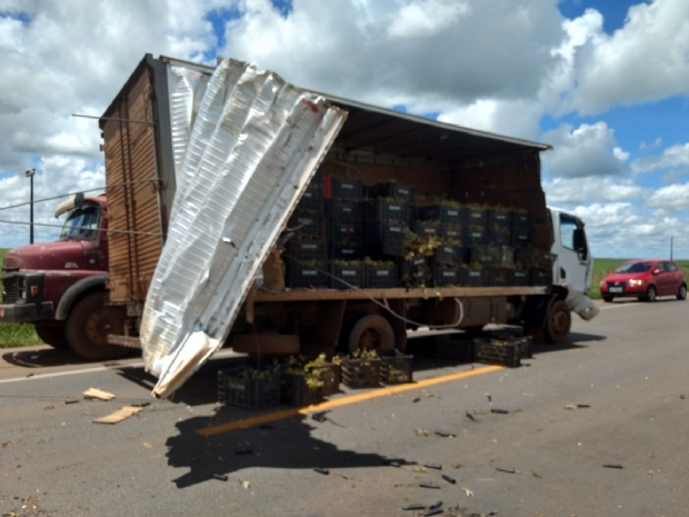 Batidas sucessivas entre dois caminhes e carros deixa um morto