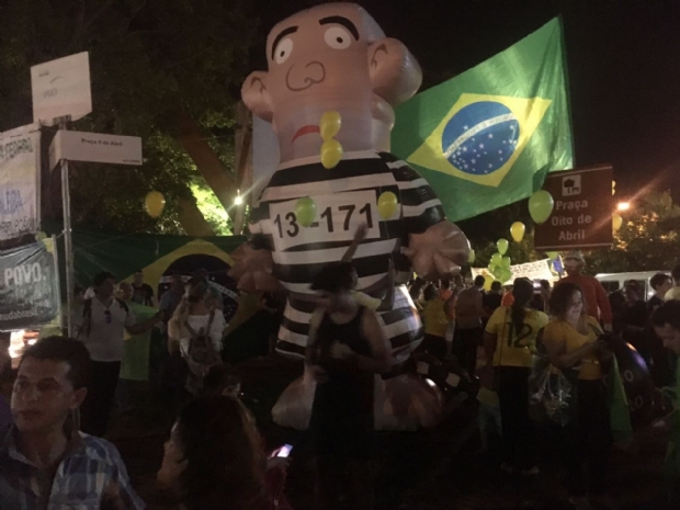 Cuiabanos vo s ruas pressionar STF e pedir priso de Lula;  vdeo 