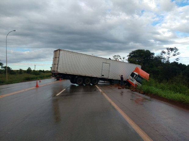 Motorista de carreta perde o controle e veculo fica atravessado na pista