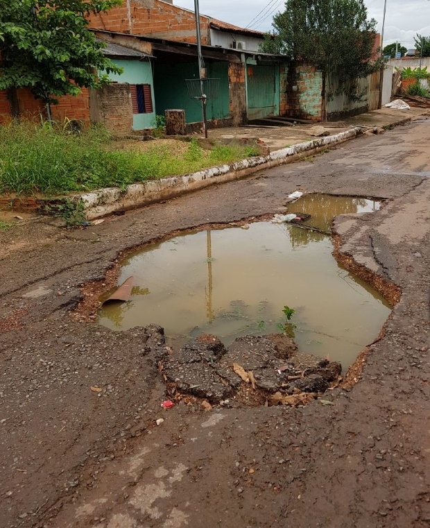 Moradores de bairro em Vrzea Grande reclamam de buracos na via