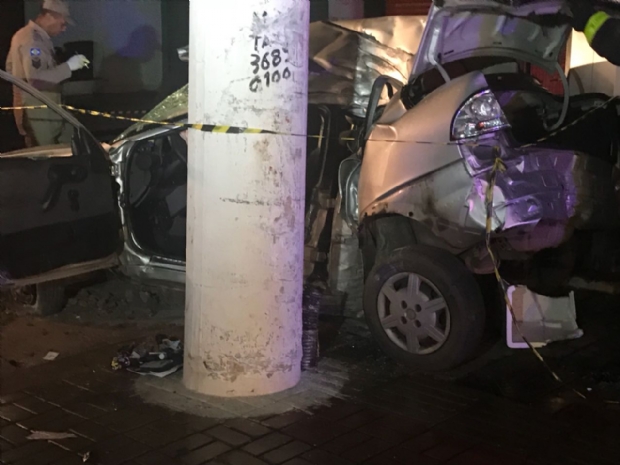 Carro abraa poste e duas pessoas morrem na avenida da FEB