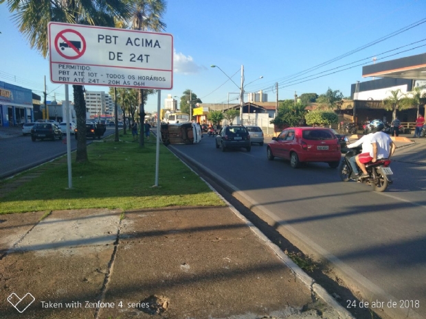 Motorista  fechado por outro carro, atravessa avenida e tomba na Prainha;  fotos 