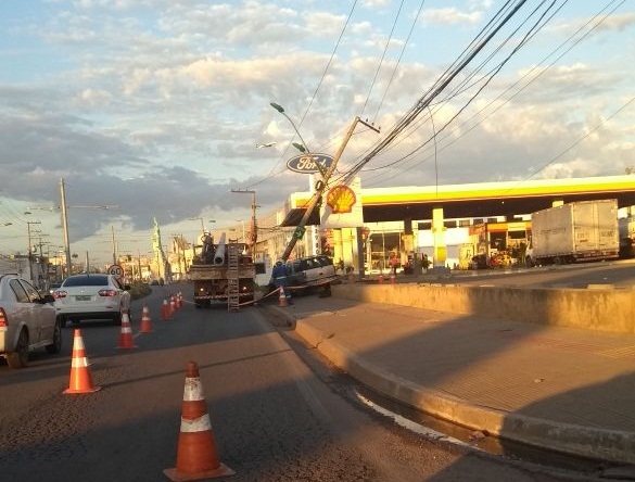 Condutor de Blazer perde controle de carro, bate e quase derruba poste na avenida da FEB