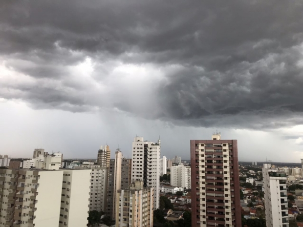 Aps dias de seca, chuva atinge Cuiab na tarde de sbado