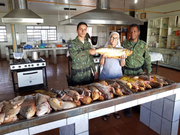 PM apreende 56 quilos de pescado e doa para instituio filantrpica