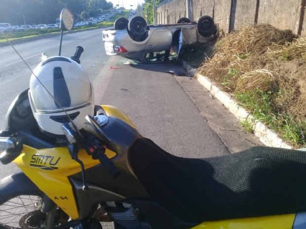 Motorista fica ferido em capotamento na Avenida das Torres