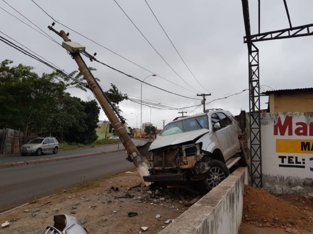 Motorista tem mal sbito, atravessa avenida e colide SW4 contra poste;  fotos 