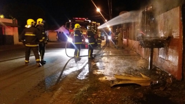 Bar pega fogo e  completamente destrudo em Cuiab;  fotos 