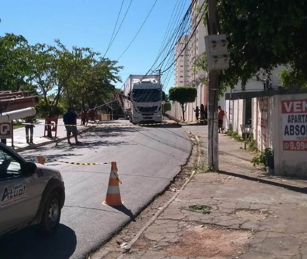 Caminhoneiro derruba poste energizado e fica preso dentro de veculo;  vdeo 