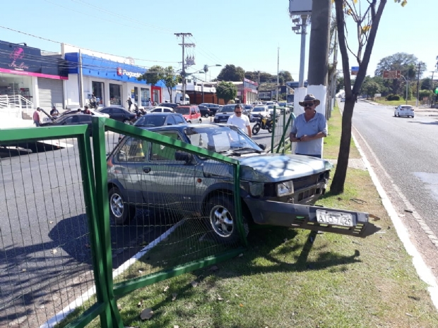 Na sada para assistir ao jogo, Cuiab tem engavetamento e carro invade canteiro