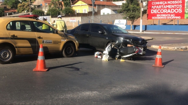 Jovem tem fratura exposta em coliso entre Biz e Corolla na Avenida 8 de Abril