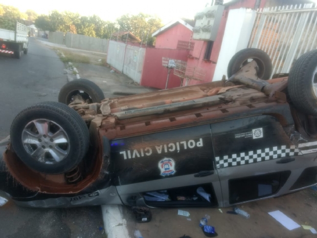 Policiais capotam viatura durante perseguio a bandidos em Vrzea Grande