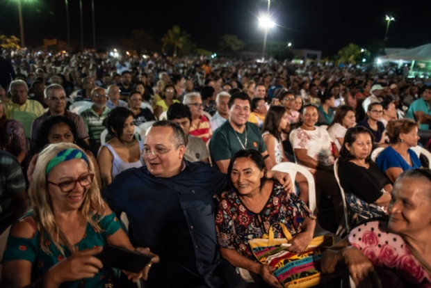 Pedro Taques foi assediado e vrias vezes posou para selfie com contemplados do Programa Endereo Certo