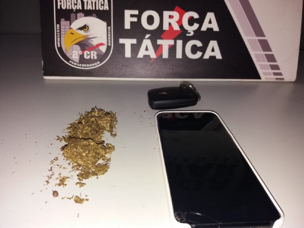 Dois jovens so presos com maconha aps jogar pacote pela janela do carro