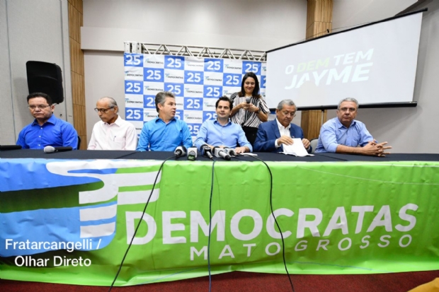  esquerda, Botelho compe mesa durante lanamento de Mauro