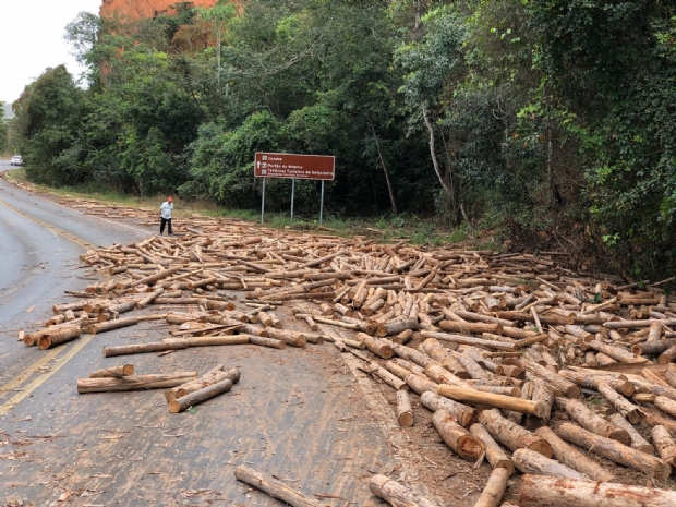 Carga de eucalipto cai e 'fecha' parte da Estrada da Chapada