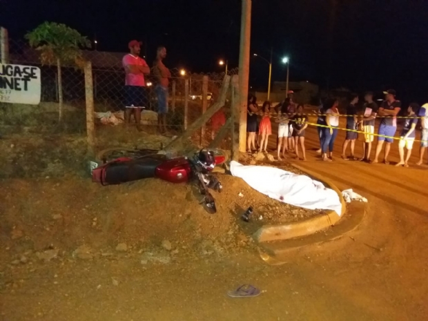Motociclista morre na vspera do aniversrio ao bater em cerca;  fotos 